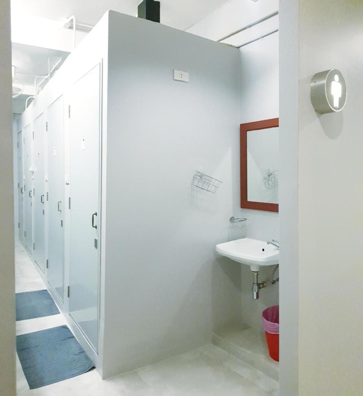 Cooper Hostel Bangkok Bagian luar foto