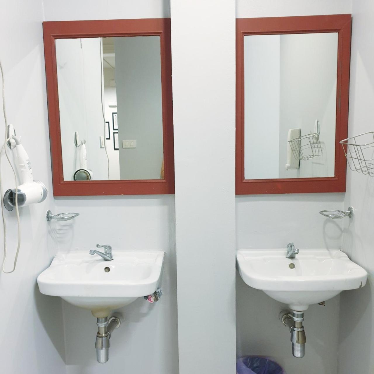 Cooper Hostel Bangkok Bagian luar foto