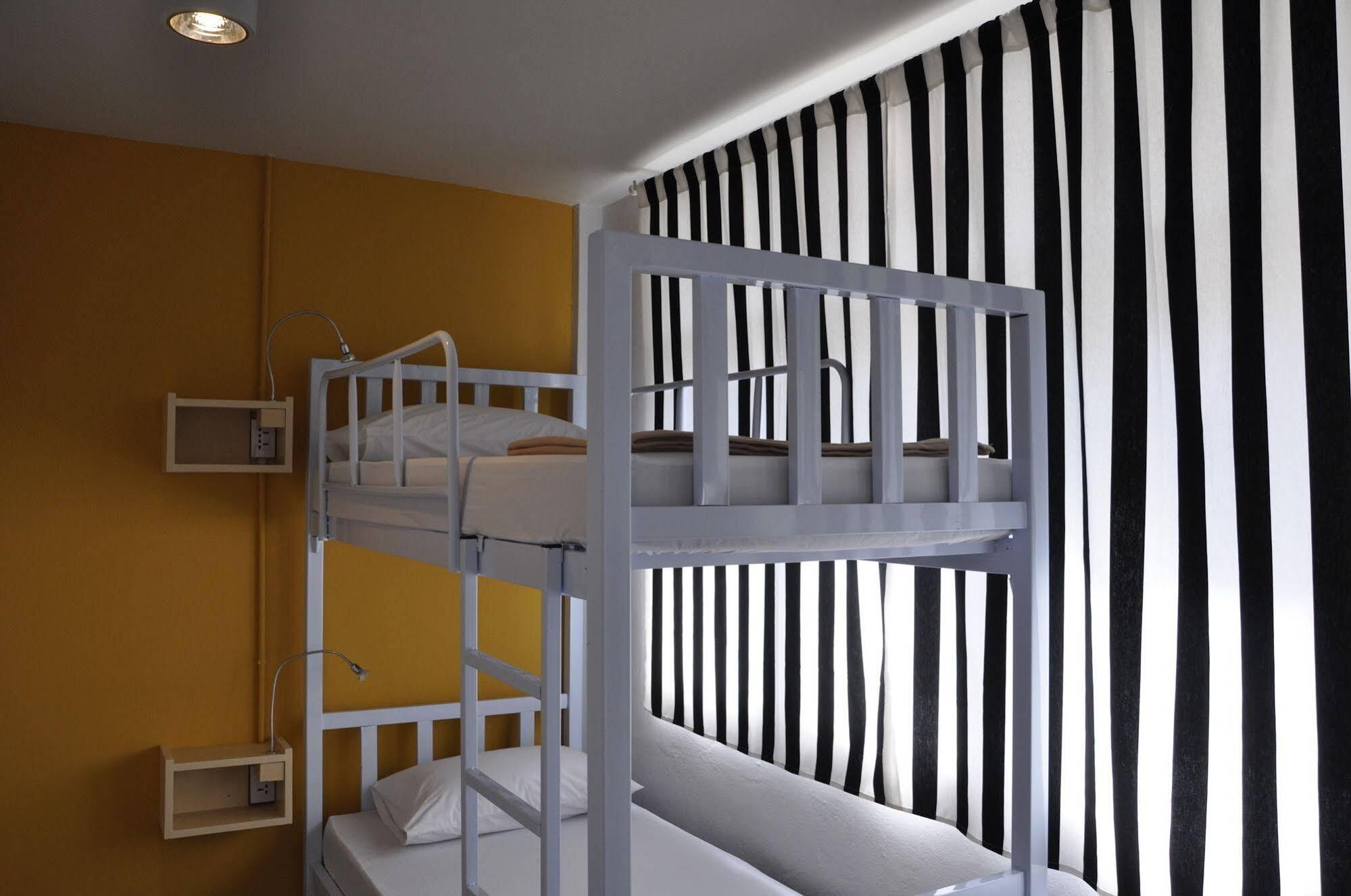 Cooper Hostel Bangkok Bagian luar foto