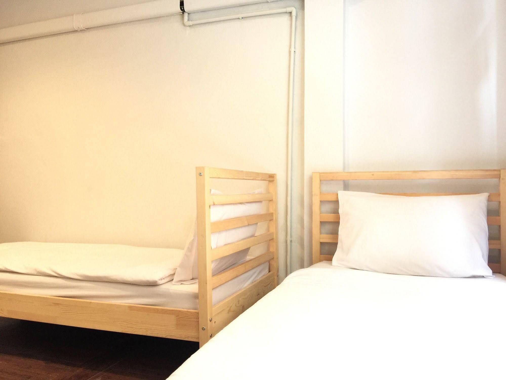 Cooper Hostel Bangkok Bagian luar foto