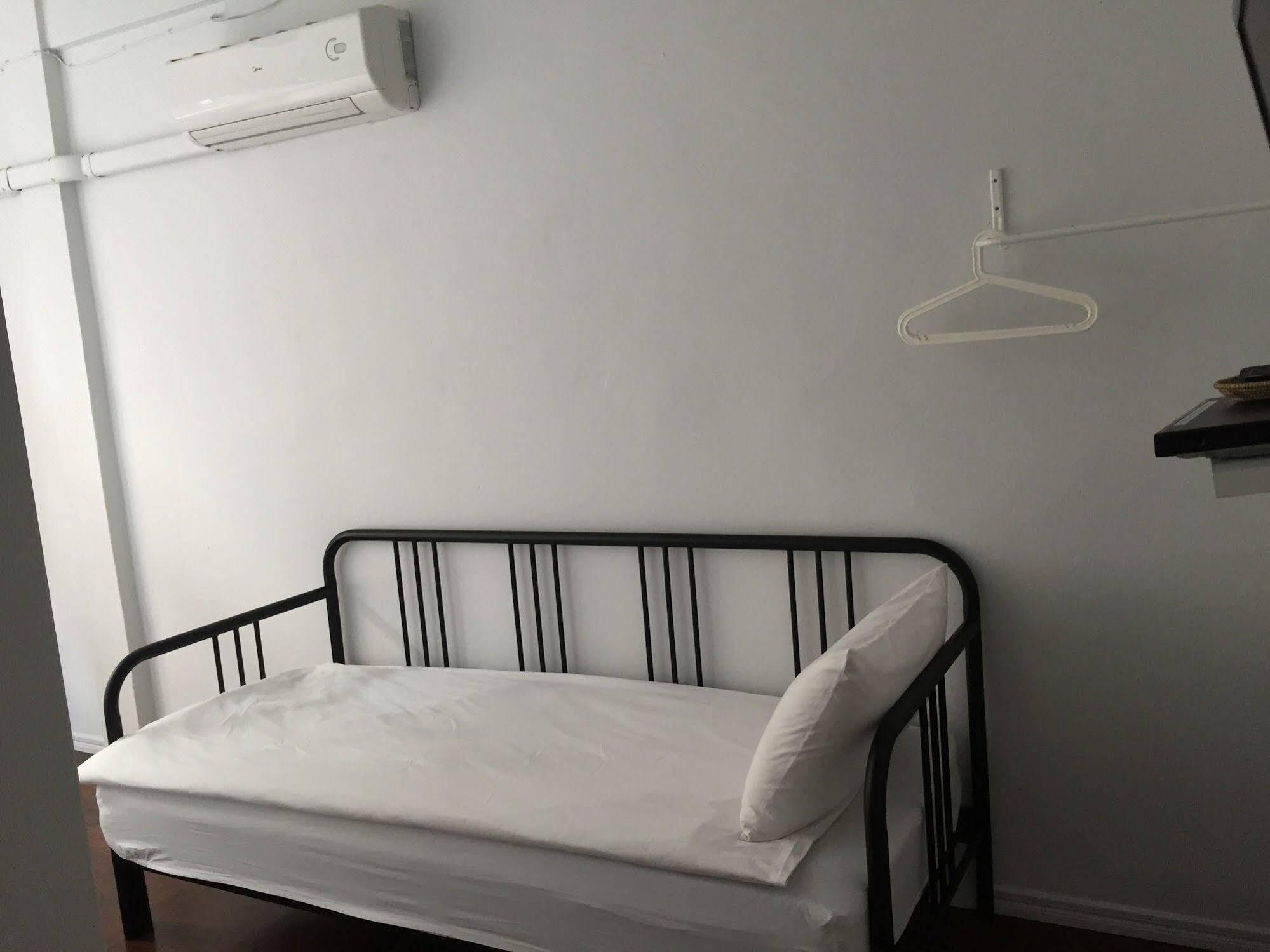 Cooper Hostel Bangkok Bagian luar foto