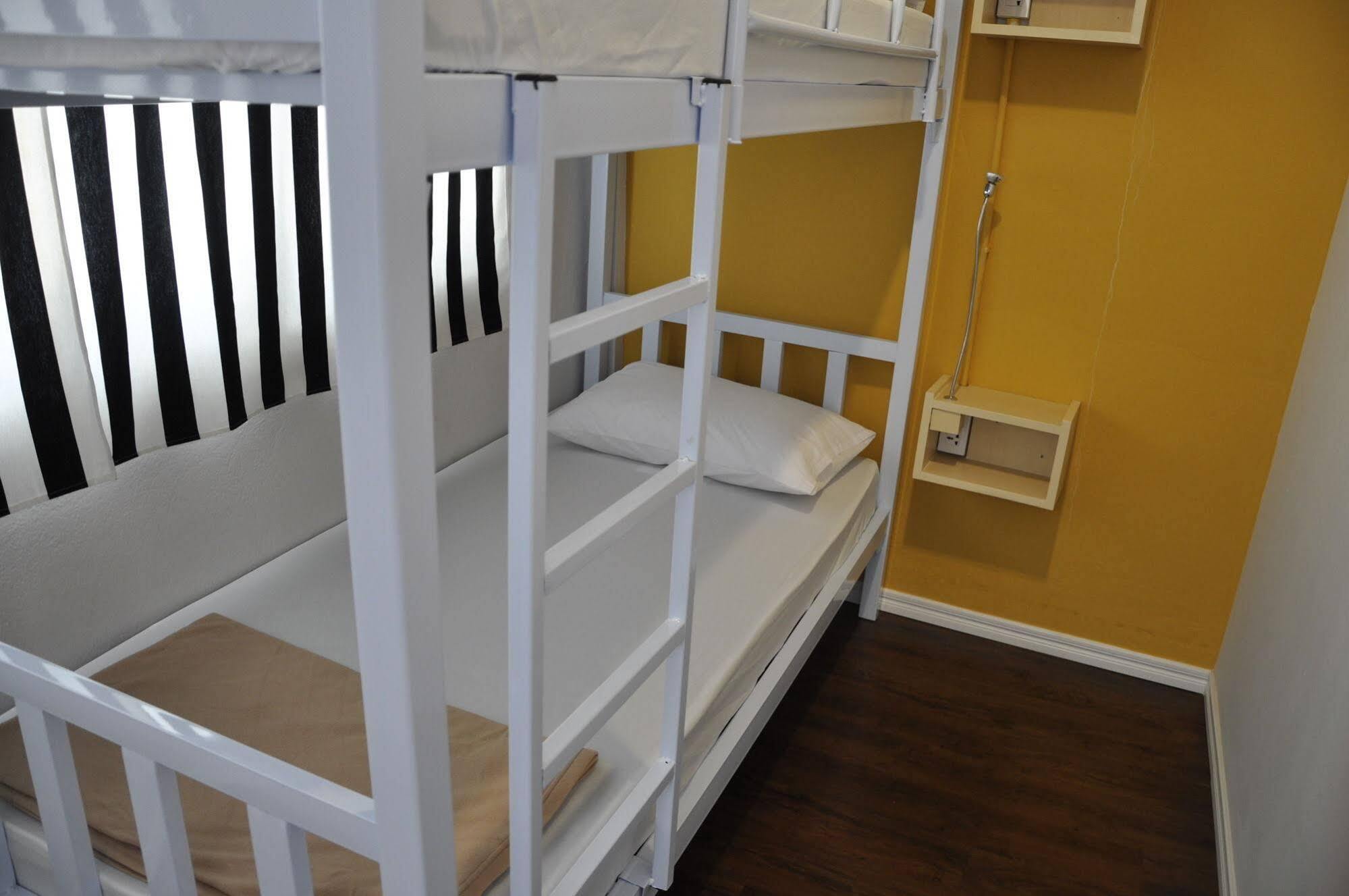 Cooper Hostel Bangkok Bagian luar foto